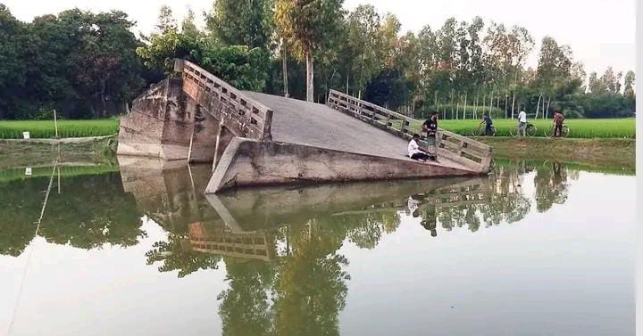 আট বছর ধরে সেতু ভেঙে দুর্ভোগে উলিপুরের হাজারো মানুষ 4 Img