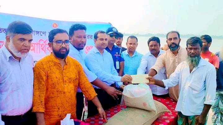 রাজারহাটে প্রশাসনের সহায়তায় স্বস্তির পরশ বইলো ৭৬ পরিবারের মাঝে। 4 Img