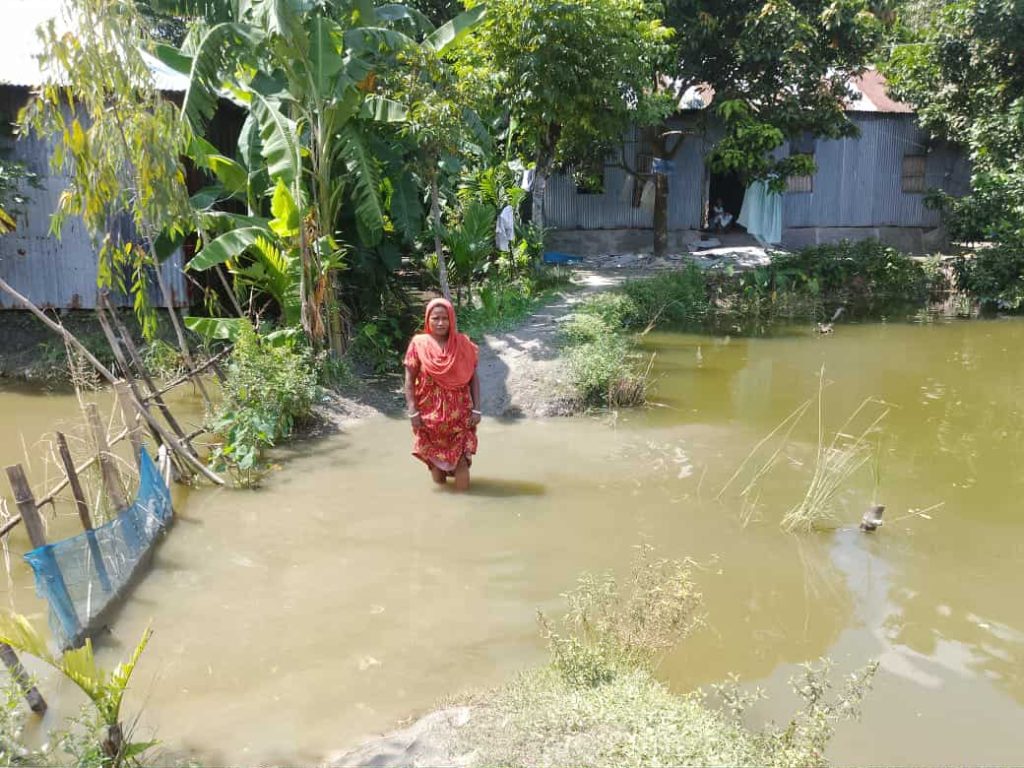 রাজারহাটে পূর্ব শত্রুতার জেরে রাস্তা বন্ধ করে দেওয়ায় পাচ পরিবারের চলাচলে ভোগান্তি। 4 Img