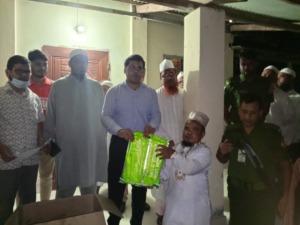 গফরগাঁওয়ে এতিমখানা ও দুস্থদের মাঝে সৌদি সরকারের দুম্বার মাংস বিতরণ 4 img