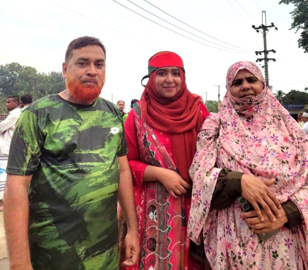 পলাশবাড়ীতে সাংবাদিক ফেরদাউস মিয়া'র কন্যা কৃতি শিক্ষার্থী এশা'র এইচএসসি পরীক্ষায় সাফল্য 4 pic