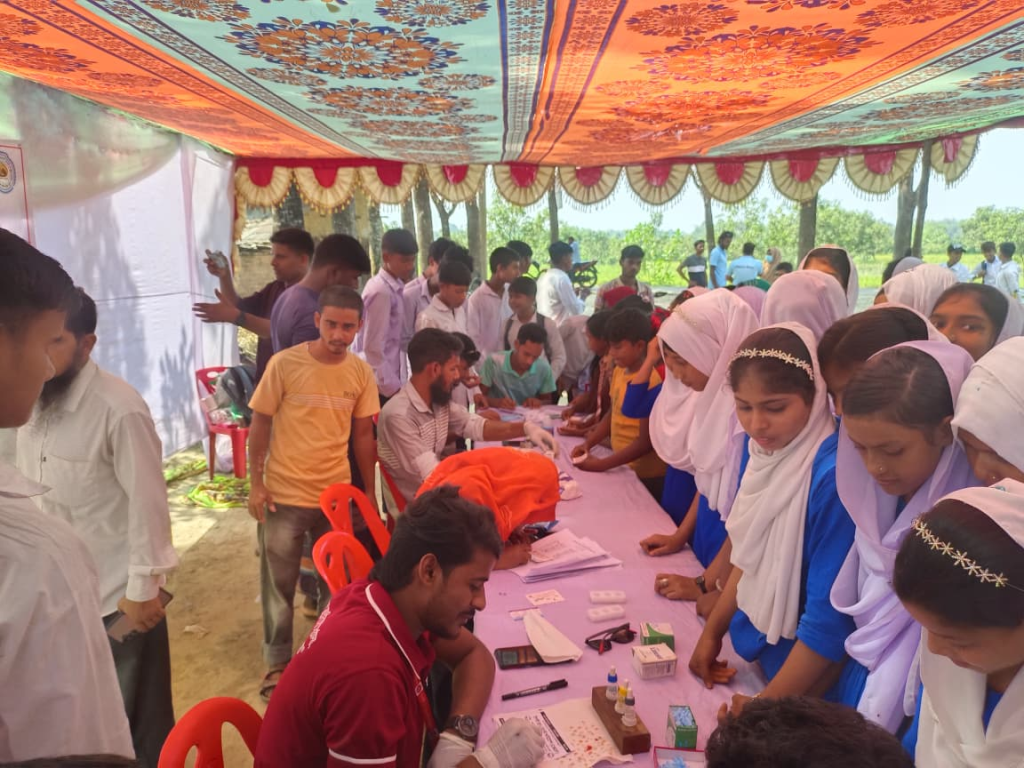 গোমস্তাপুরে চাঁপাই ব্লাড ডোনেট ফাউন্ডেশনের আয়োজনে বিনামূল্যে রক্তের গ্রুপ নির্ণয় 4 img
