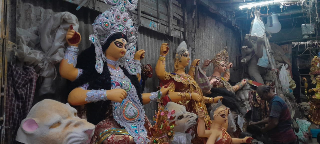 কুমারটুলির মৃৎশিল্পীরা জগদ্ধাত্রী প্রতিমার কাজ শেষ করতে ব্যস্ত, সময় নাই কথা বলার। 4 img