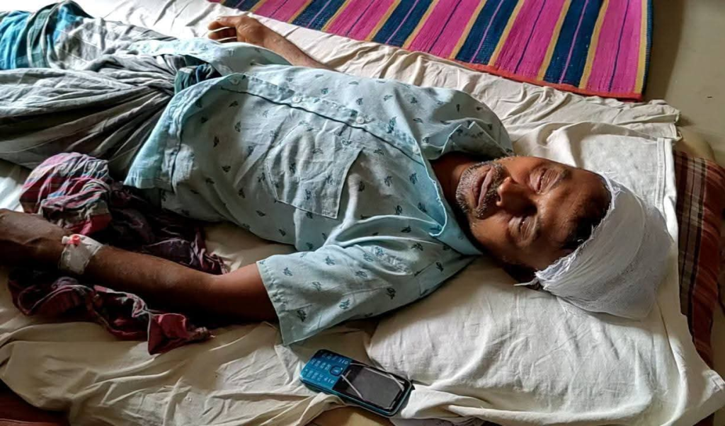 মাদারীপুরে কিশোর-কিশোরীর প্রেমকে কেন্দ্র করে দুই পক্ষের সংর্ঘ ষে নারীসহ ১২ জন আহত হয়েছে। 4 ig