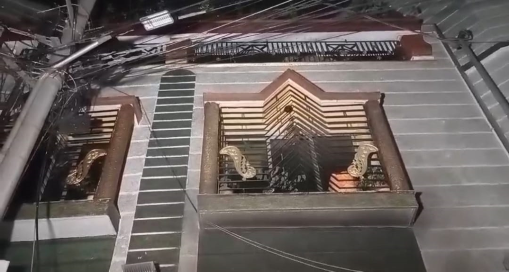 বাড়ির এক তলায় ,বাজী তৈরির সময়, আচমকা বিস্ফোরণে- একজন গুরুতর যখন শ্রমিক। 4 img