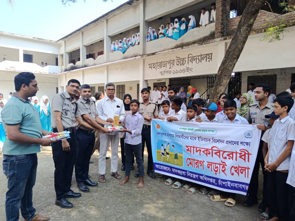 চাঁপাইনবাবগঞ্জে ঐতিহ্যবাহী মাদকবিরোধী মোরগ লড়াই খেলা 4 img