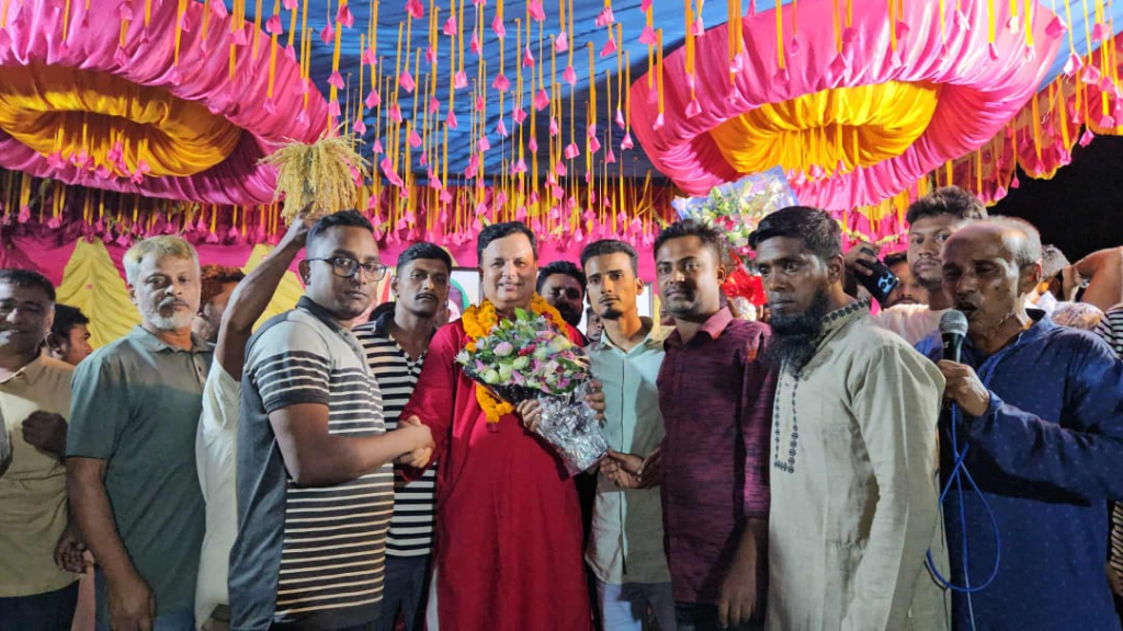 কাহালু পৌর স্বেচ্ছাসেবক দলের পক্ষ থেকে সাবেক এমপি আলহাজ্ব মোশাররফ হোসেন কে ফুলের শুভেচ্ছা 4 img