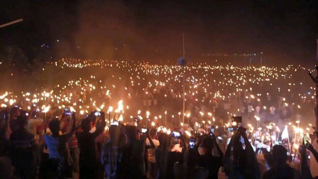 অবিলম্বে তিস্তা মহাপরিকল্পনা বাস্তবায়নের দাবিতে মশাল প্রজ্জলন। 4 img