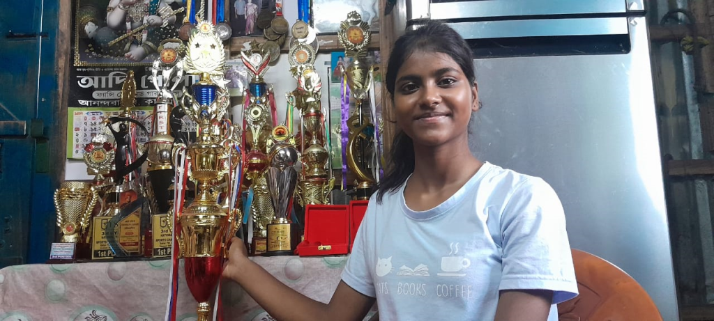 গ্রামের মধ্যবিত্ত পরিবারের মেয়ে - বারো ক্লাস পড়ুয়া ,নন্দিতা দাস- যোগায় বহু সম্মানে সম্মানিত। 4 img