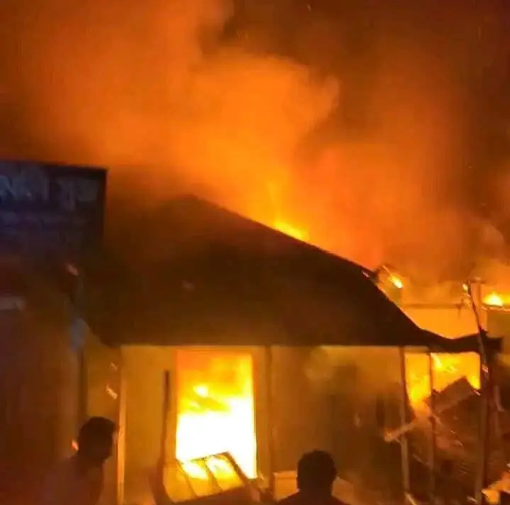 কাদিরদী বাজারে ভয়াবহ অগ্নিকাণ্ডে ১৭টি দোকান পুড়ে ছাই 4 img
