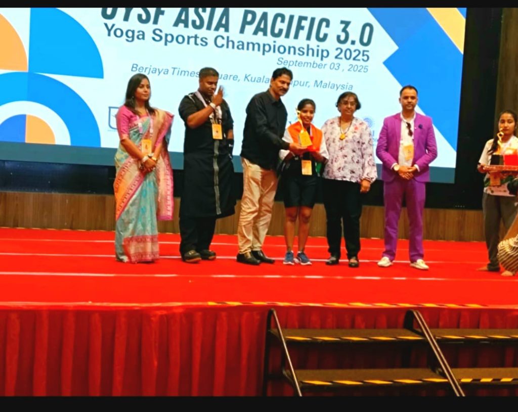 গৃহিণী হয়েও মধ্যবিত্ত ঘরের মেয়ে ছন্দা আদক - যোগা প্রতিযোগিতায় পুরস্কার জয়ী। 4 pic