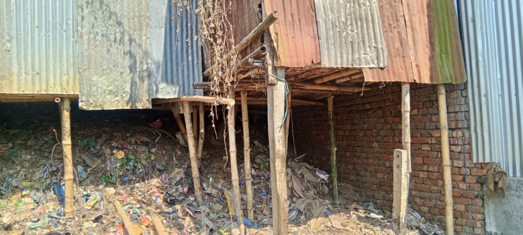 বোয়ালমারীতে সরকারি জমি দখল করে ভবন নির্মাণ, প্রশাসনের ভূমিকা নিয়ে প্রশ্ন 4 image 1