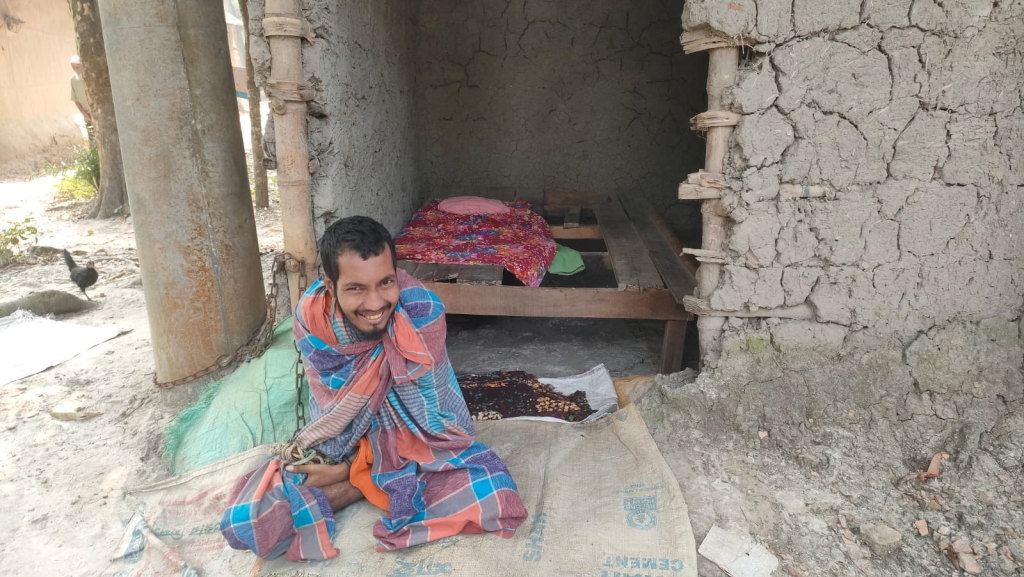 নন্দীগ্রামে অসহায় রব্বানী সাত বছর শিকলবন্দী, চিকিৎসা করিয়ে পরিবারের অবস্থা আশঙ্কাজনক 4 image 40