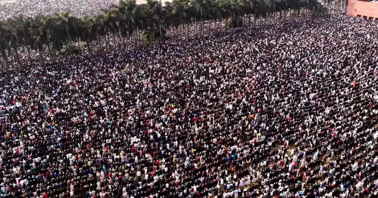 মানিক মিয়া এভিনিউয়ে জনসমুদ্র: লাখো মানুষের অশ্রুসিক্ত জানাজায় বিদায় নিলেন বেগম খালেদা জিয়া 4 image 47