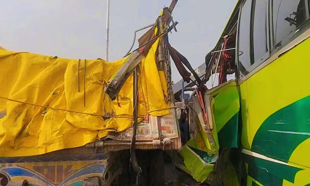 ঢাকা-ভাঙ্গা এক্সপ্রেসওয়েতে বাস-ট্রাক সংঘর্ষে ৩ জন নিহত, আহত ১৫ 4 image 5