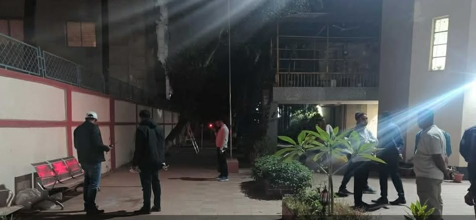 গোপালগঞ্জ জেলা ও দায়রা জজের বাসভবনে ককটেল নিক্ষেপ, এলাকায় আতঙ্ক 4 image 35